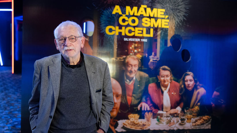 Juraj Steiner pred plagátok k filmu A máme, čo...