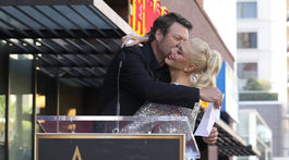 Blake Shelton bozkáva svoju manželku Gwen...