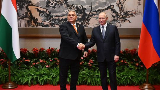 Kreml spustil dezinformační kampaň na podporu Orbána před volbami