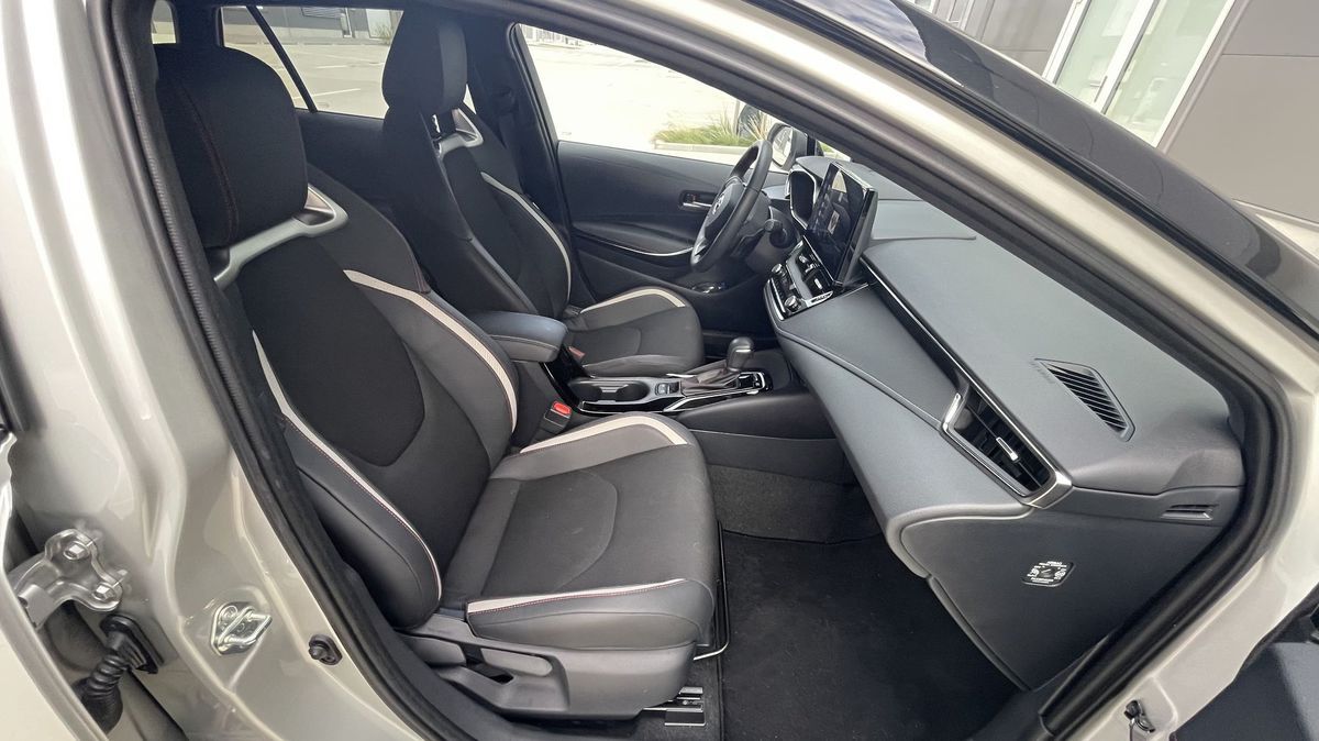 Vpredu sú športové sedadlá s pomerne výrazným...