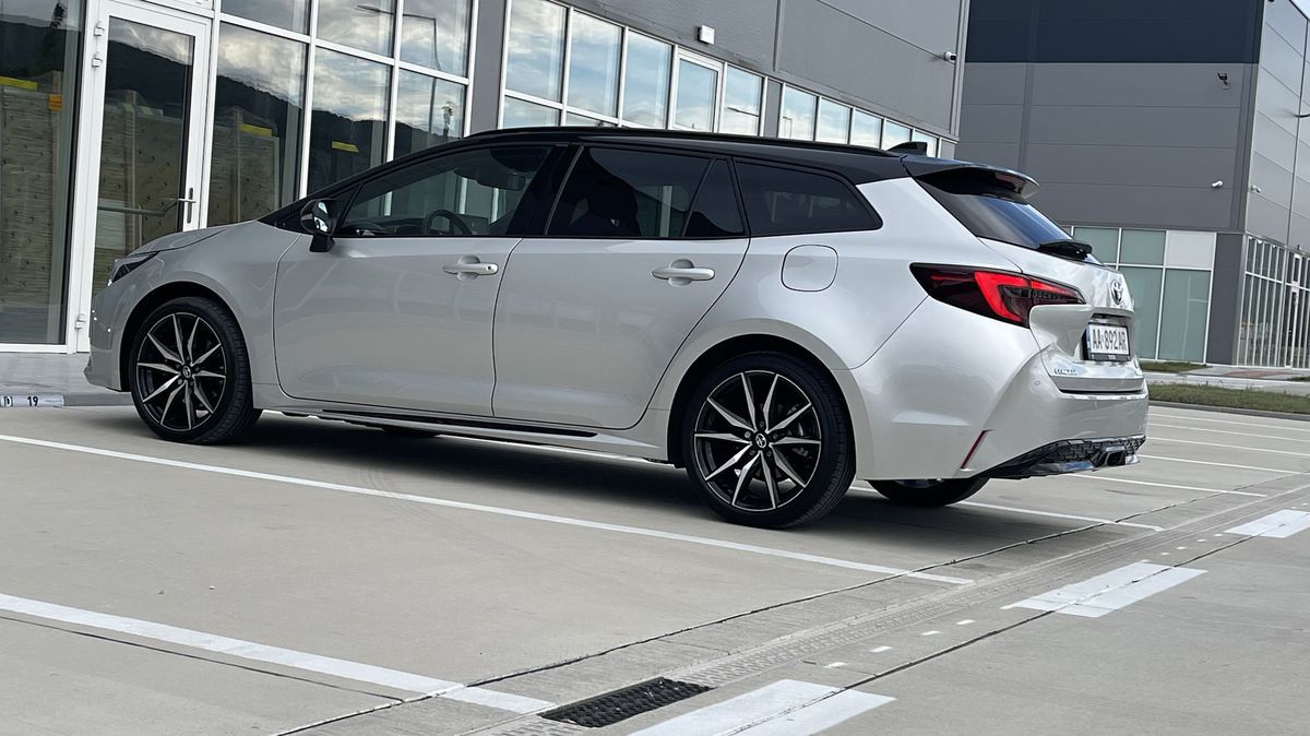 Profil auta pôsobí športovo a zároveň...