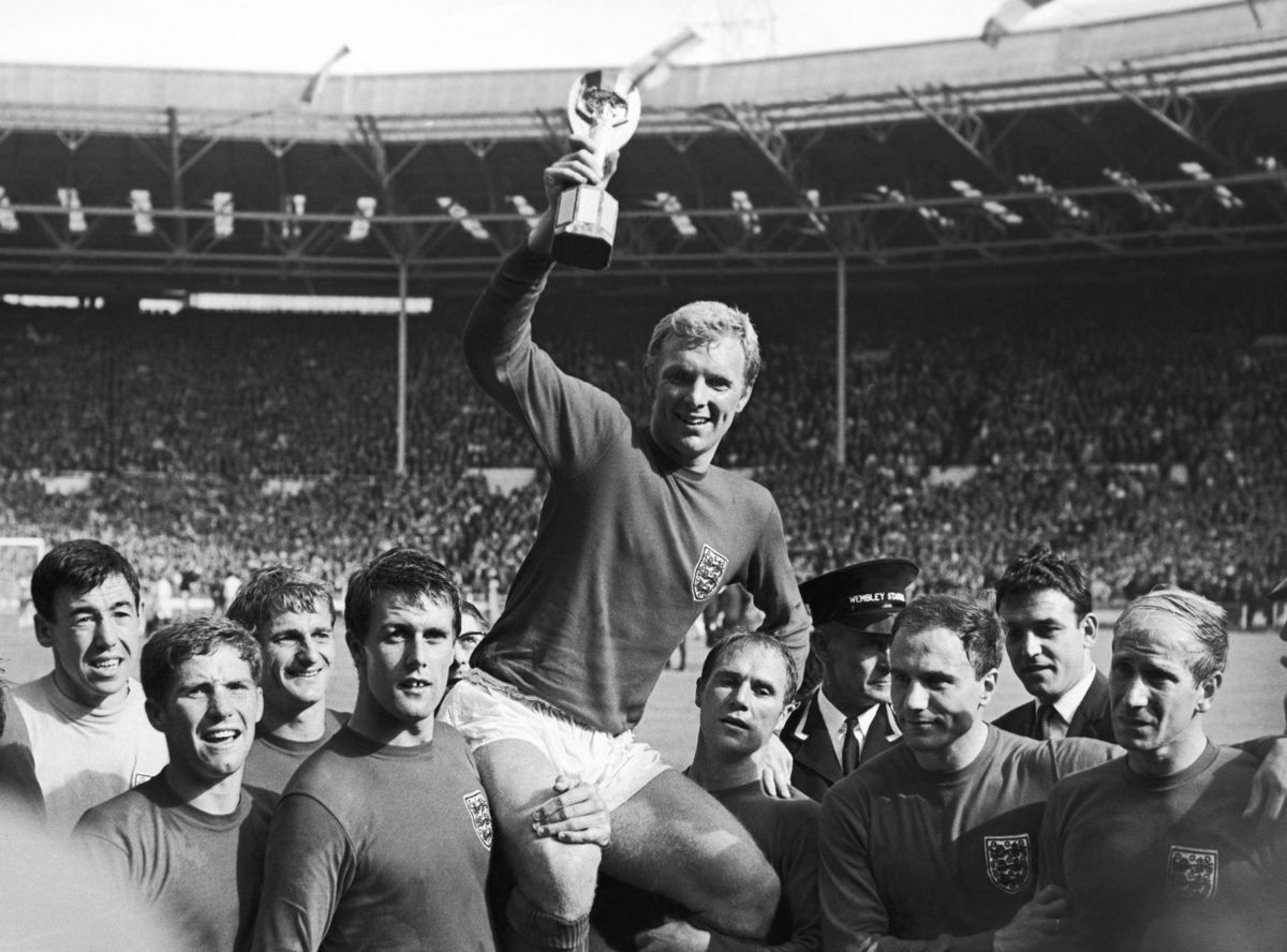 Júl 1966. Bobby Charlton (úplne vpravo) so...