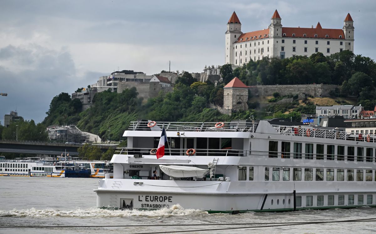 Bratislavský hrad a rieka Dunaj.