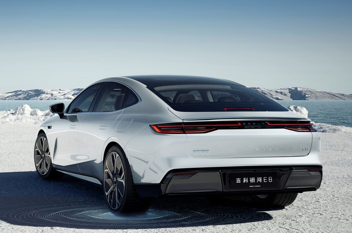 Vzadu upúta imitácia difúzora a zadné svetlá...