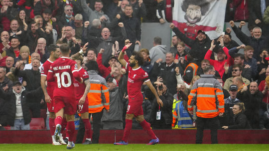 Liverpool využil presilovku v derby štvrťhodinu pred koncom. Jeho hviezda nastúpila po autonehode