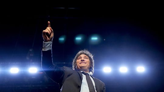 Argentínčania si povinne volia prezidenta. Favorit Milei chce nahradiť peso dolárom
