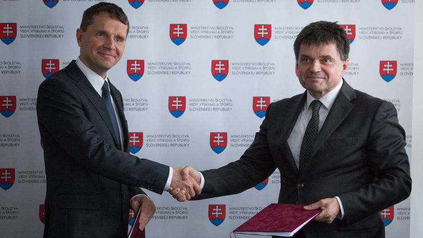 Na snímke zľava Predseda predstavenstva...