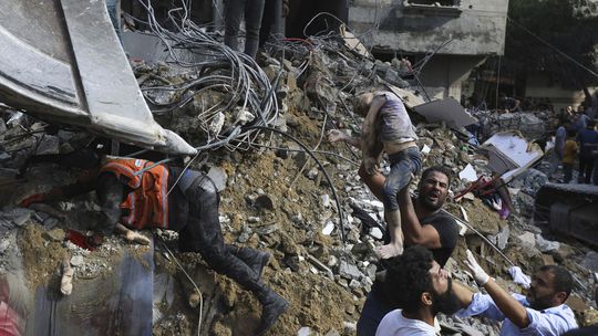 Bombardovanie civilistov je terorizmom. Do akej miery sú však zodpovední aj oni?