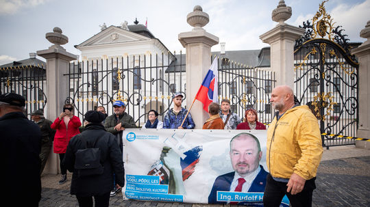 Ľudia pred Prezidentským palácom počas protestu...