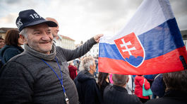 Ľudia pred Prezidentským palácom počas protestu...