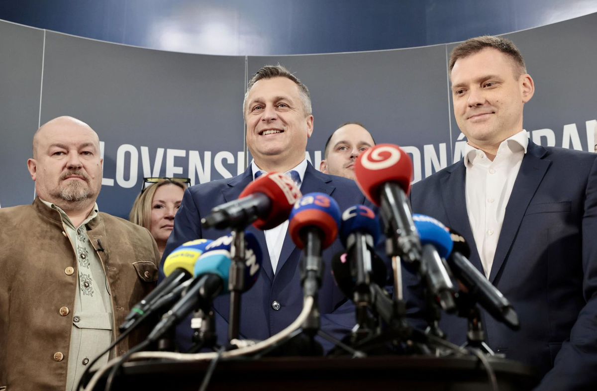 Nominantmi za SNS Rudolf Huliak (vľavo), Tomáš...