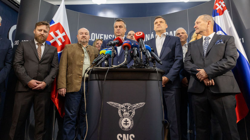 Poslanecký klub SNS pred tlačovou konferenciou...