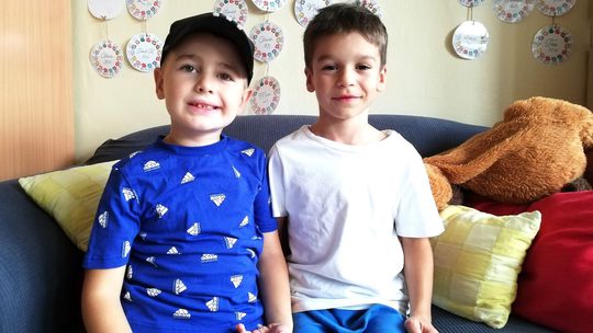 Prváci Leo a Teo sú vo svojej škole spokojní,...