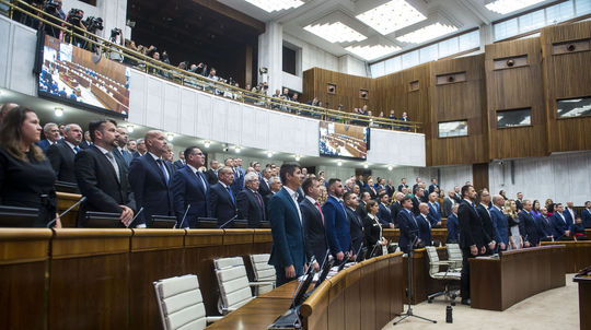Novozvolení poslanci NR SR počas ustanovujúcej...