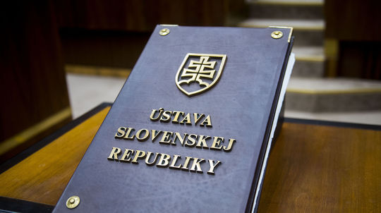Právni experti varujú pred Ficovou novelou ústavy. Identifikovali štyri zásadné problémy