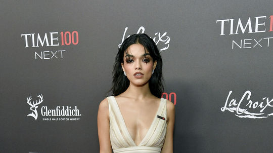 Herečka Rachel Zegler v kreácii Dior na akcii...