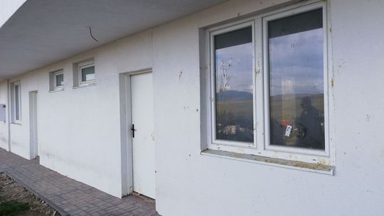 Dvere a okná už pôsobia na novostavbe ošarpane. 