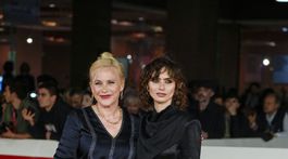 Zoe Bleu Sidel (vpravo) a režisérka Patricia Arquette