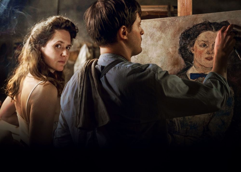 Skladateľka Alme Mahler (Emily Cox) stretáva...