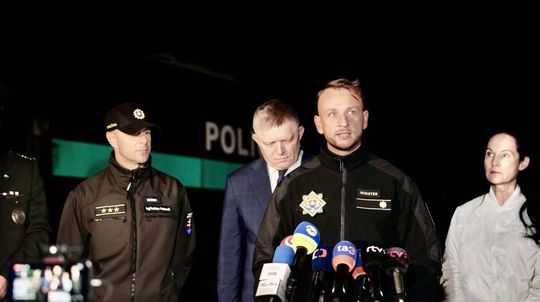 Zľava dočasne poverený prezident Policajného...