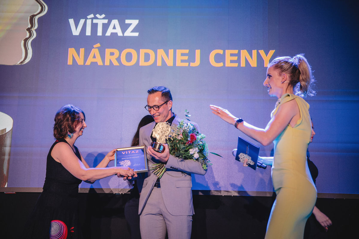 Zuzana Labašová a Adela Vinczeová odovzdávajú...