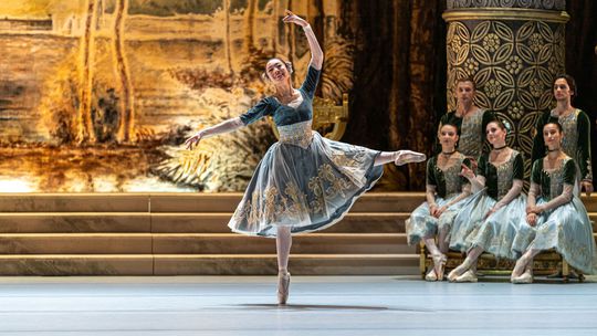 Erina Kaminaka  tancuje pas de cinq v balete...