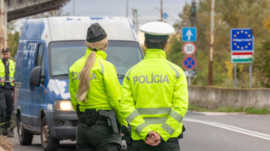 Polícia kontroluje dodávku na hraničnom...