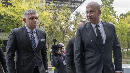 Vľavo predseda vlády Robert Fico v rámci...