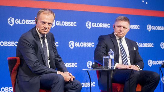 Fico a Tusk vedeli spolu fungovať. Rozdelí ich ruská vojna a Maďarsko?