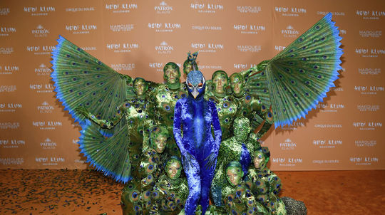 Heidi Klum (v strede v modrom) prišla ako páv...