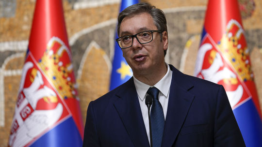 Srbsko zverejnilo oficiálne výsledky volieb, Vučičova strana má jasný náskok 