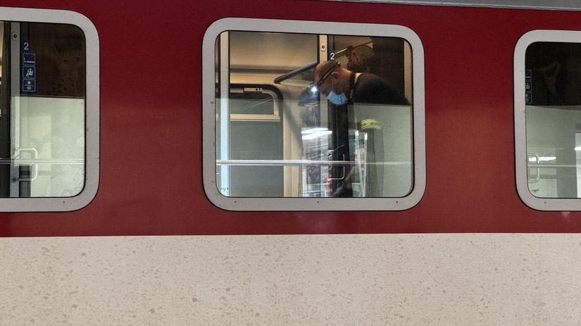 Policajný technik vo vozni rýchlika R 762, v...