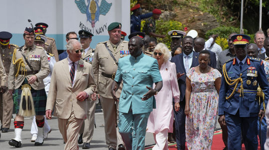 Britský kráľ Karol III. s manželkou kráľovnou...