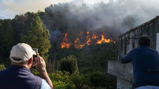 Na východe Španielska evakuovali pre lesný požiar stovky ľudí. Situáciu sťažuje smršť Ciarán