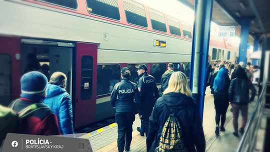 Polícia aj naďalej posilňuje hliadky vo vlakoch a na vlakových staniciach