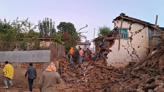 Nepál zasiahlo silné zemetrasenie, počet obetí je viac ako sto
