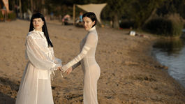 V klipe k piesni Dosť účinkuje Katarzia so...