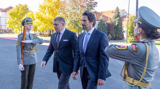 Predseda vlády Robert Fico a minister obrany...