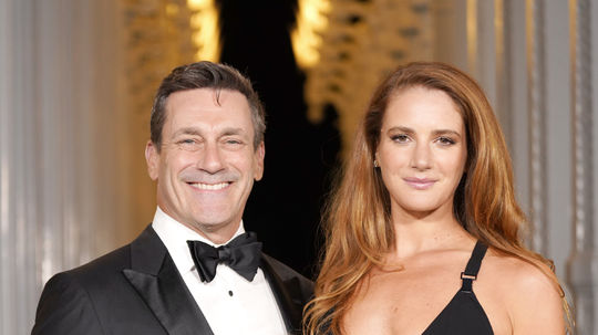 Herec Jon Hamm a jeho partnerka Anna Osceola na...