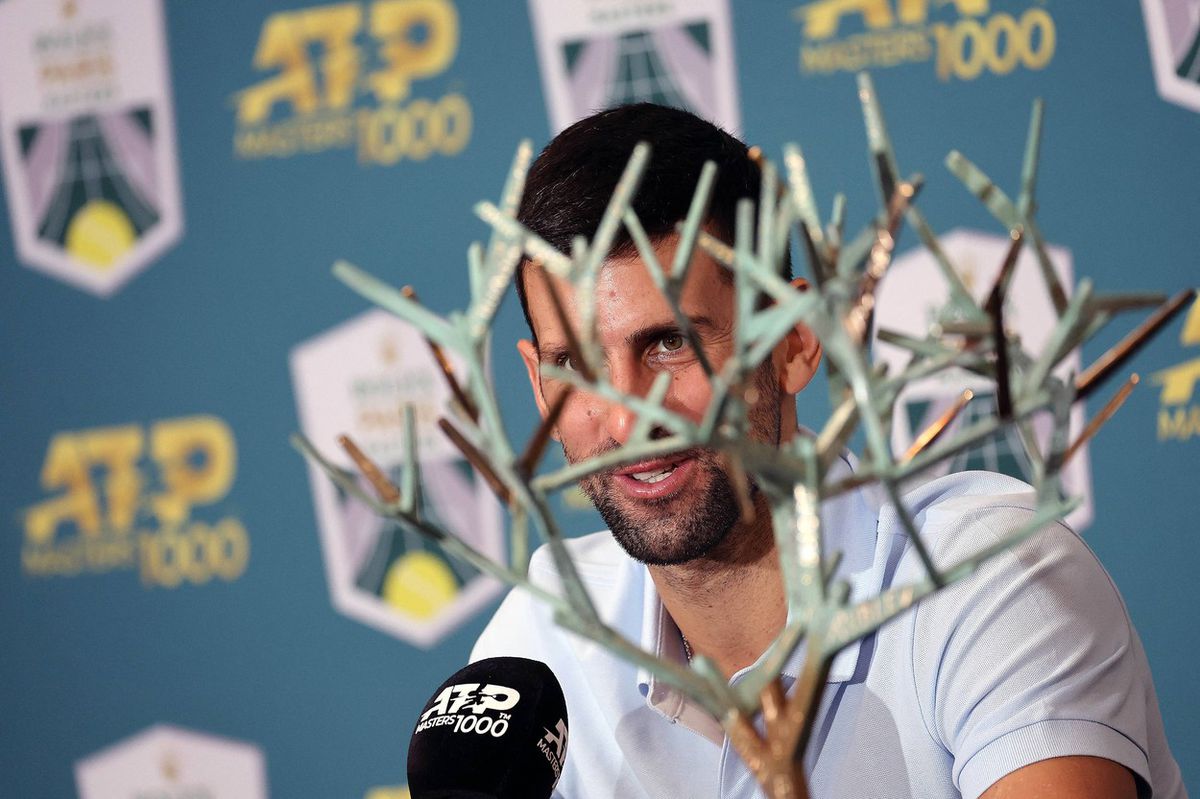 Novak Djokovič s trofejou z Masters v Paríži.