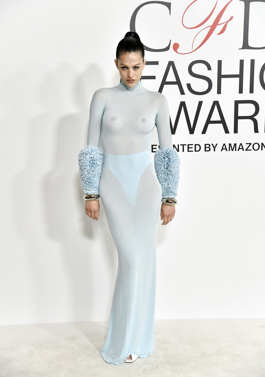 Modelka Amelia Gray Hamlin prišla v kreácii Alaia.