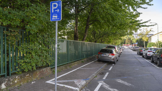 Bratislavská polícia riešila za prvý mesiac vyše 3 000 prípadov parkovania na chodníkoch