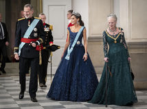 Španielsky kráľ Felipe a jeho manželka, španielska kráľovná Letizia a dánska kráľovná Margrethe (vpravo) 