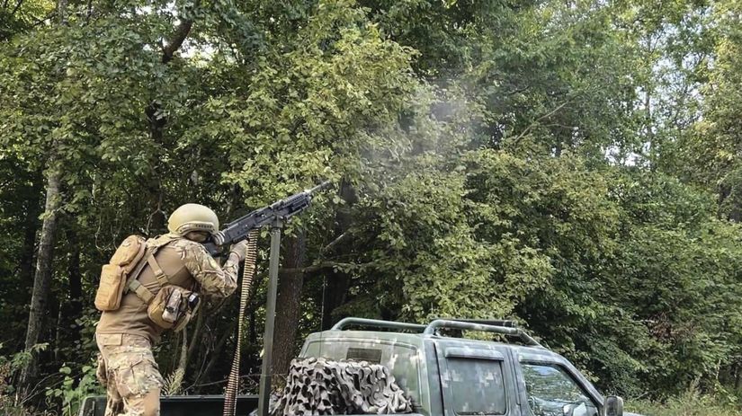 Ukrajinský vojak strieľa z guľometu na ruský dron.