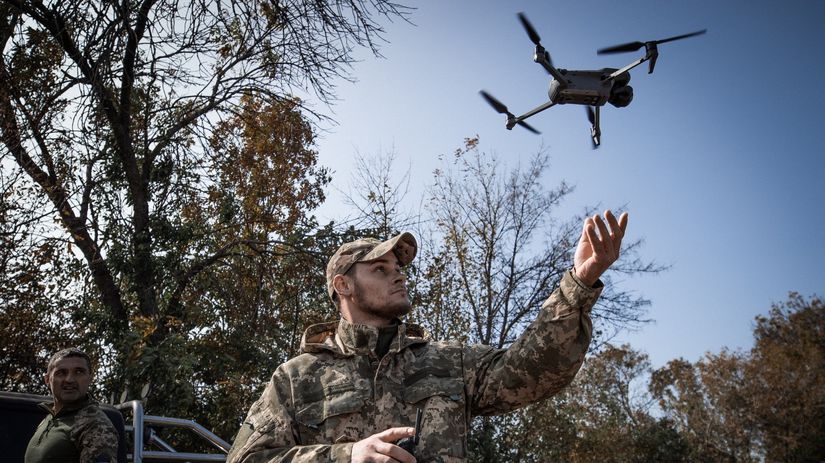 ukrajinsky operator dronu v akcii