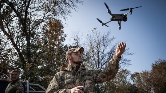 Na ľavom brehu Dnepra majú Ukrajinci prevahu v dronoch, používajú ich aj ako nástražné míny