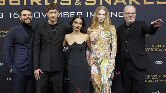 Zľava: Herci Josh Andres Rivera, Tom Blyth,...