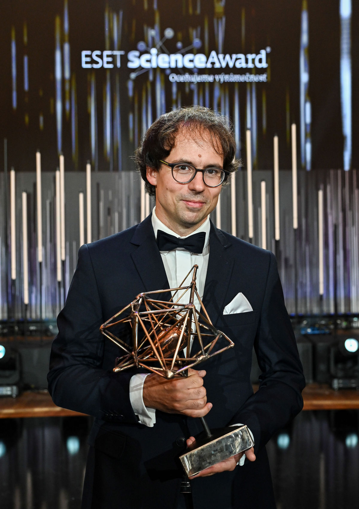 Matej Baláž preberá ocenenie Eset Science Award...
