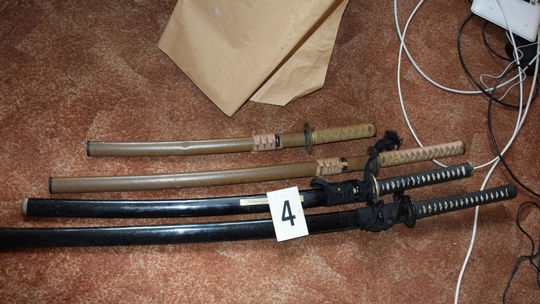 Muž napodobeninou samurajského meča zranil poškodeného, polícia ho obvinila