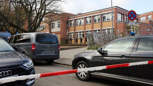 Polícia zasahuje v Hamburskej škole, dvaja ozbrojení žiaci sa zrejme vyhrážali učiteľke